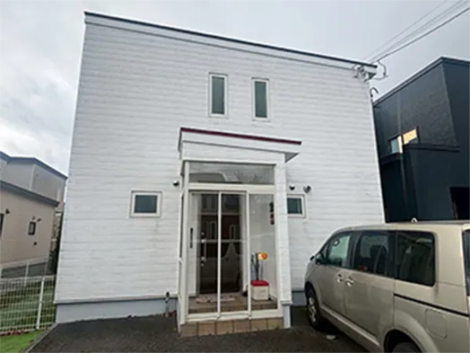 塗装屋永塗の水色の外壁塗装事例BEFORE